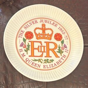 Wedgwood Silver Jubilee Plate Queen Elizabeth II 1952-1977. Made in‎ England
